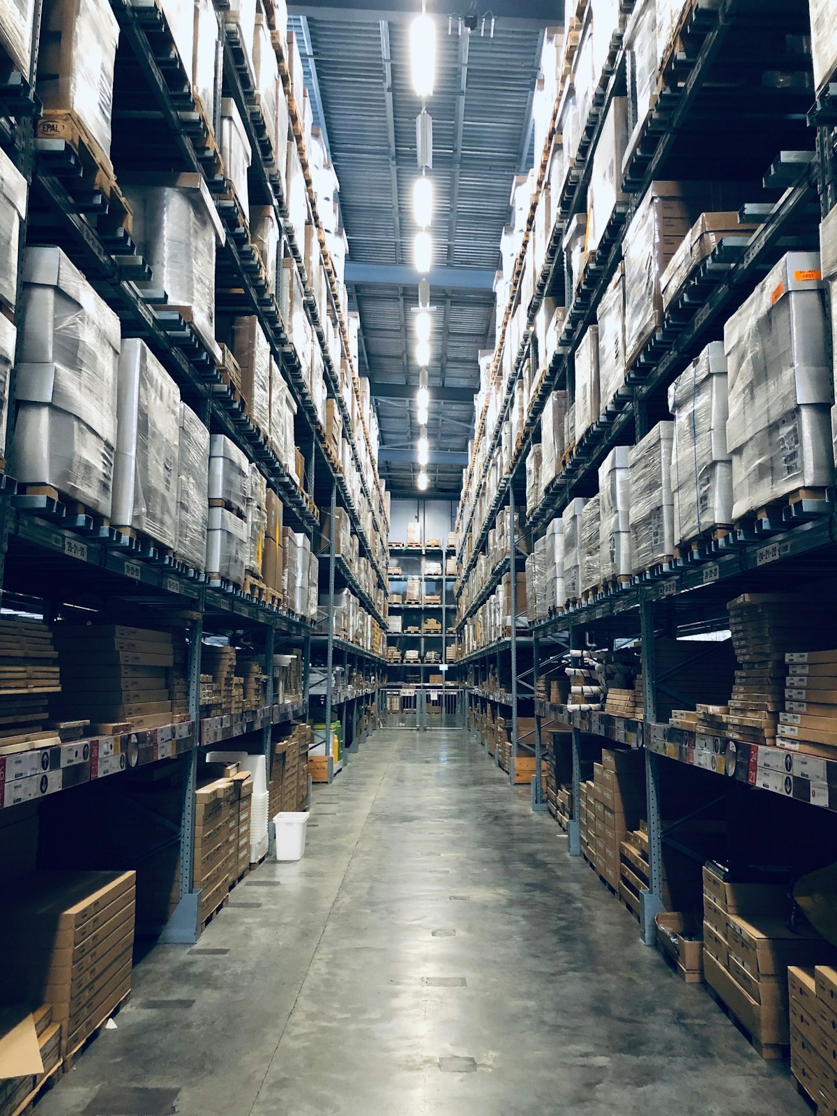 100,000 sq ft distribution centre — same-day shipping across Canada